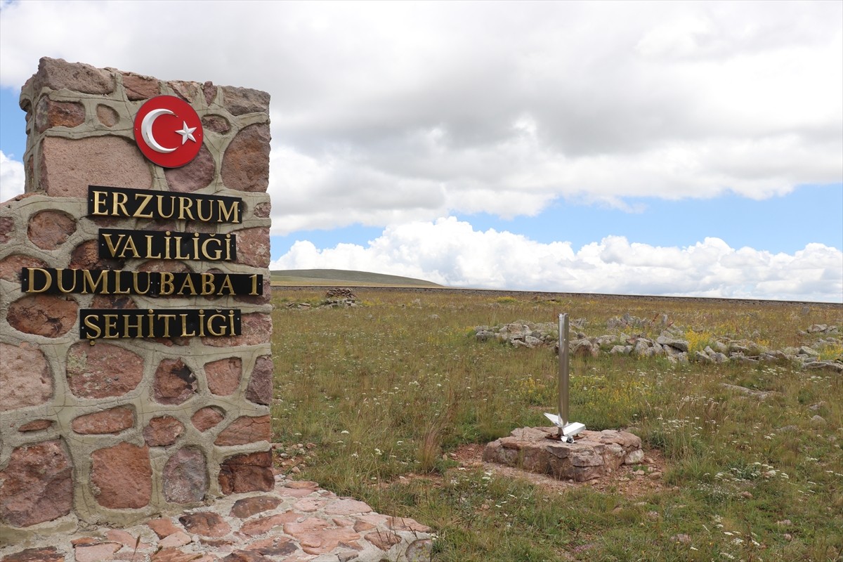Erzurumlu hafızlar Ebubekir Kaçan ile Abdurrahman Polat, 2 bin 600 rakımdaki Dumlubaba...