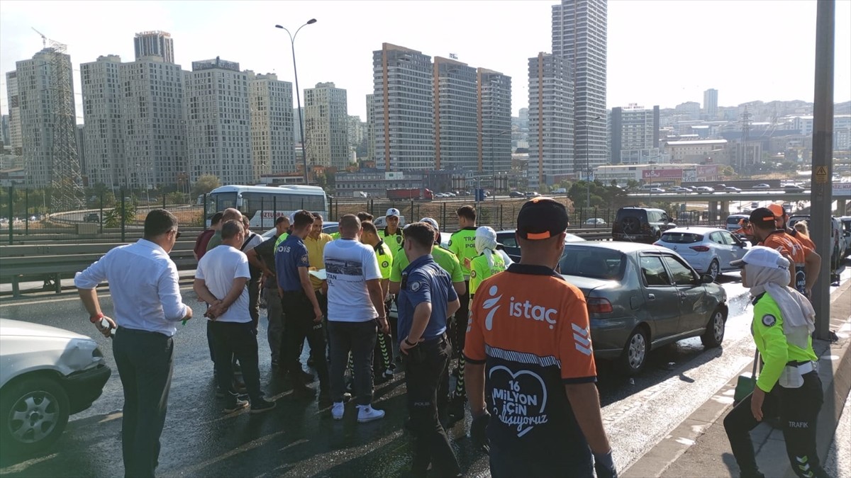 Esenyurt'ta 4 aracın karıştığı zincirleme trafik kazası nedeniyle D-100 kara yolunda trafik...