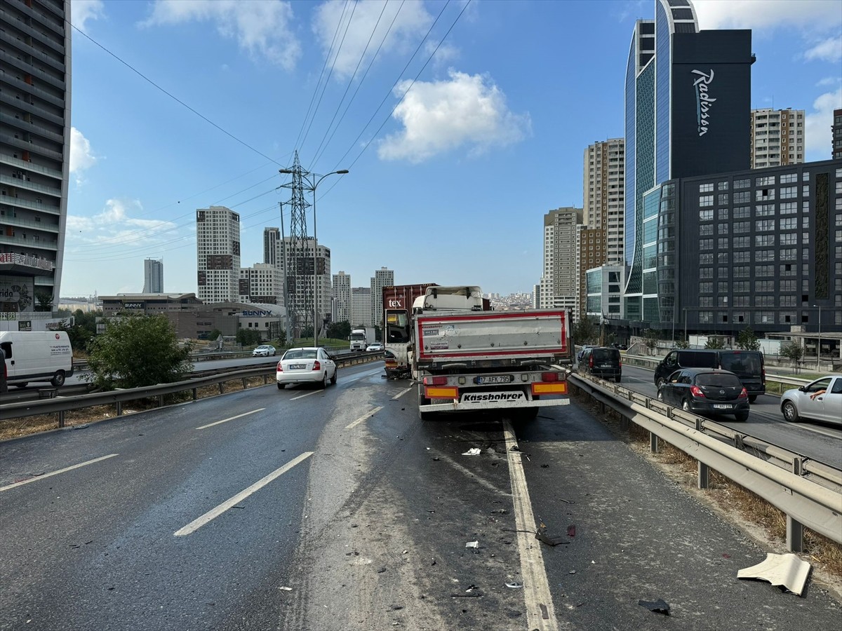 Esenyurt'ta çok sayıda aracın karıştığı zincirleme trafik kazası nedeniyle ilk belirlemelere göre...