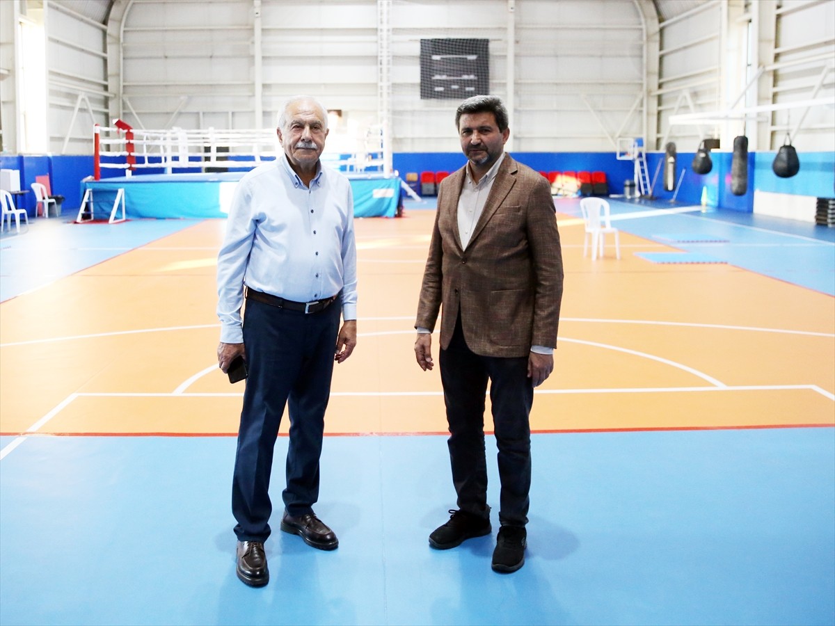 Eski bakan Murat Başesgioğlu (sağda), Kastamonu'da 2024 Paris Olimpiyatlarına hazırlanan...