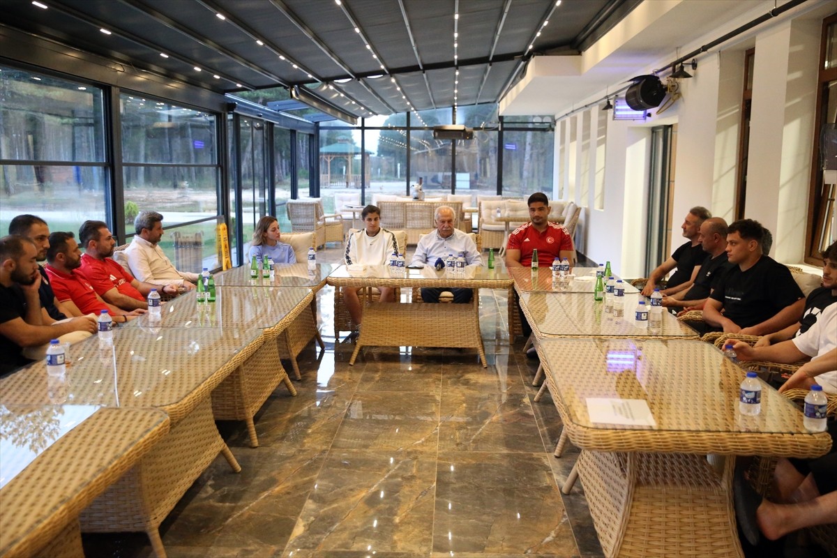 Eski bakan Murat Başesgioğlu (sağda), Kastamonu'da 2024 Paris Olimpiyatlarına hazırlanan...