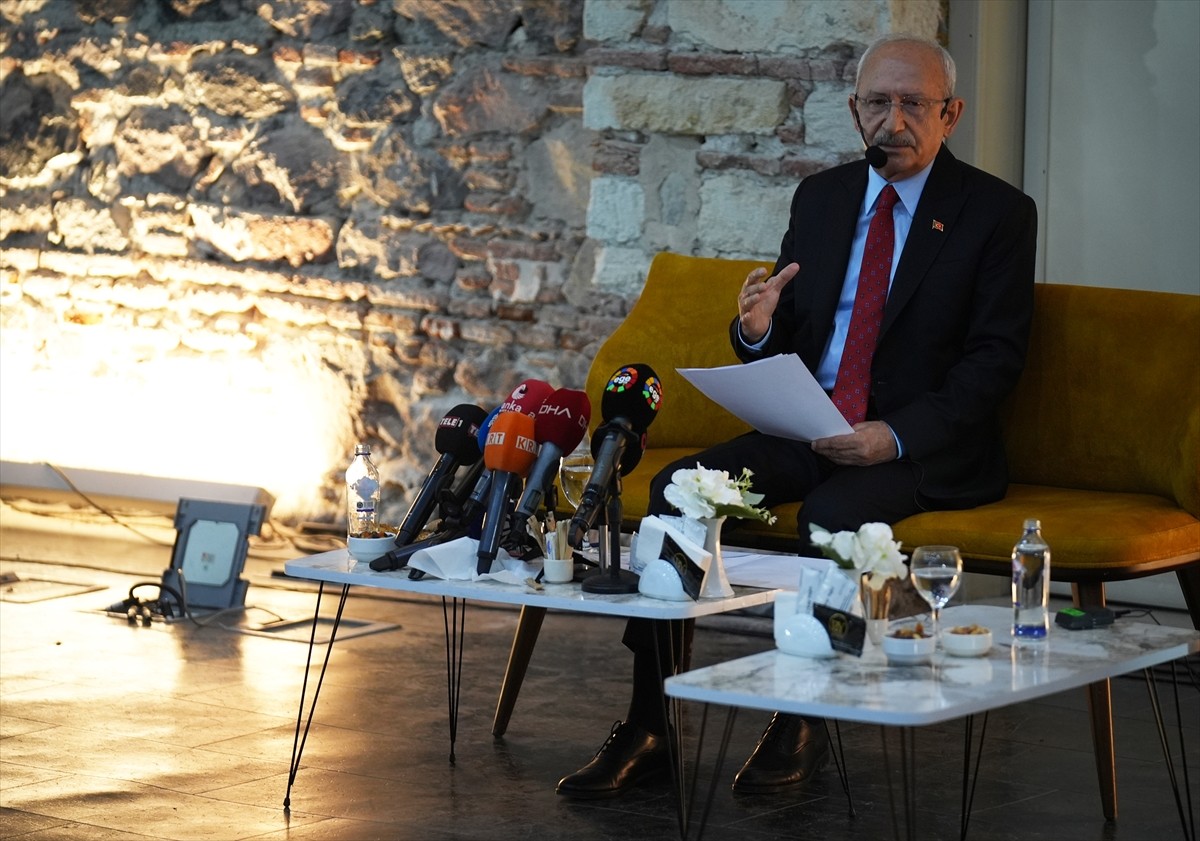 Eski CHP Genel Başkanı Kemal Kılıçdaroğlu (sol 2), İzmir'de düzenlenen "Sansürün Kaldırılışının...