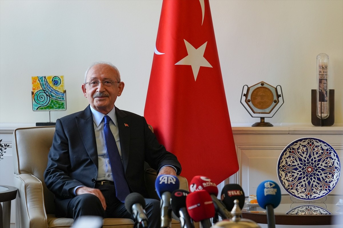 Eski CHP Genel Başkanı Kemal Kılıçdaroğlu (solda), İzmir Büyükşehir Belediye Başkanı Cemil Tugay'ı...