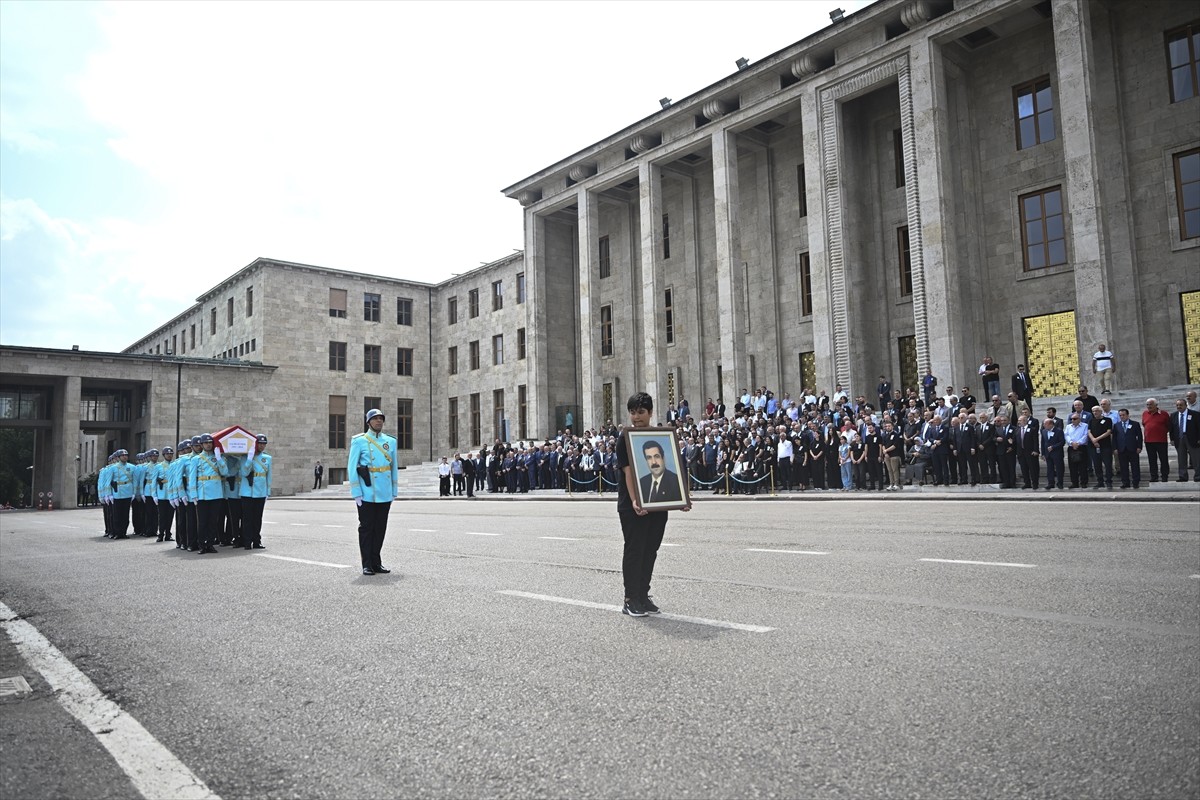 Eski Devlet Bakanı Salih Sümer için Meclis'te cenaze töreni düzenlendi. Ankara'da tedavi gördüğü...