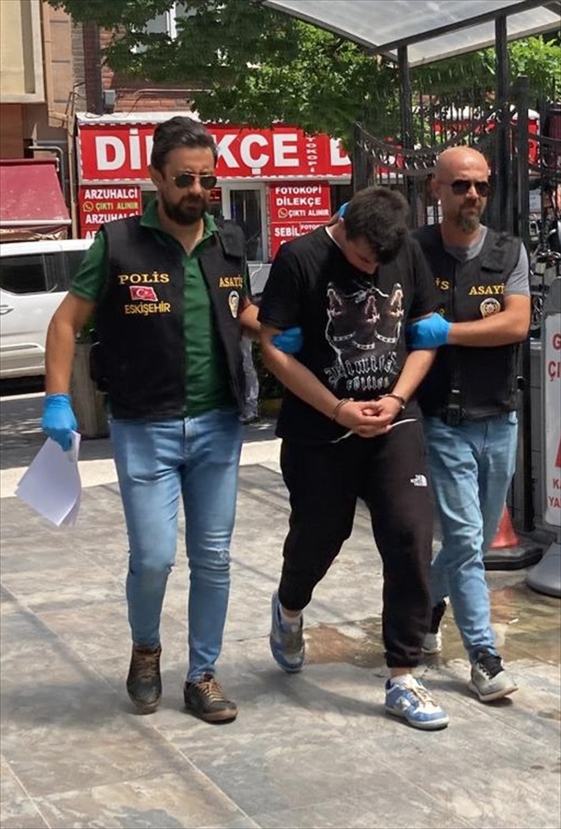 Eskişehir'in Tepebaşı ilçesindeki otobüs durağında uygunsuz hareketlerde bulunan kişi gözaltına...