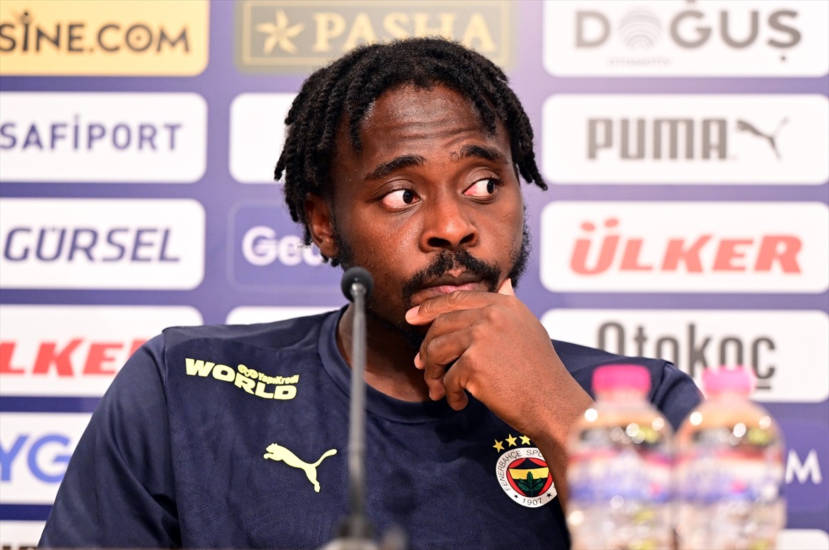 Fenerbahçe'nin savunma oyuncusu Bright Osayi-Samuel, Can Bartu Tesisleri'nde düzenlenen basın...
