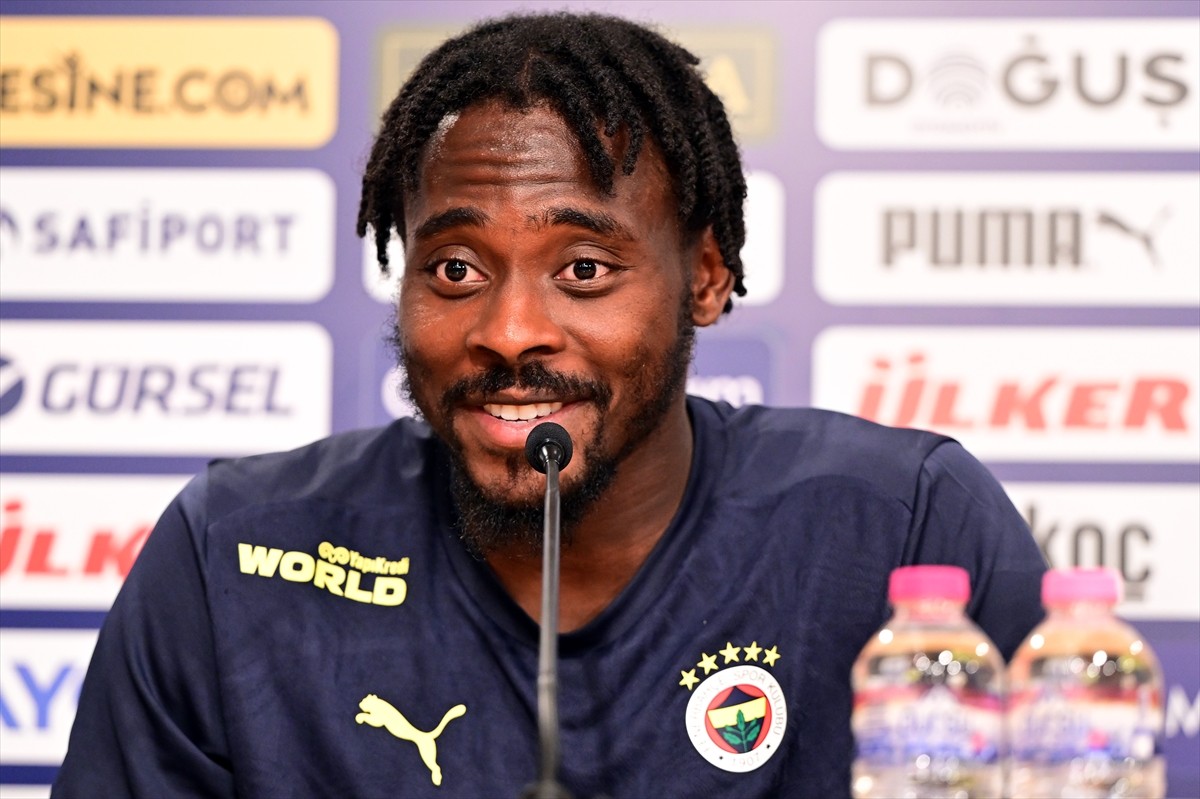 Fenerbahçe'nin savunma oyuncusu Bright Osayi-Samuel, Can Bartu Tesisleri'nde düzenlenen basın...