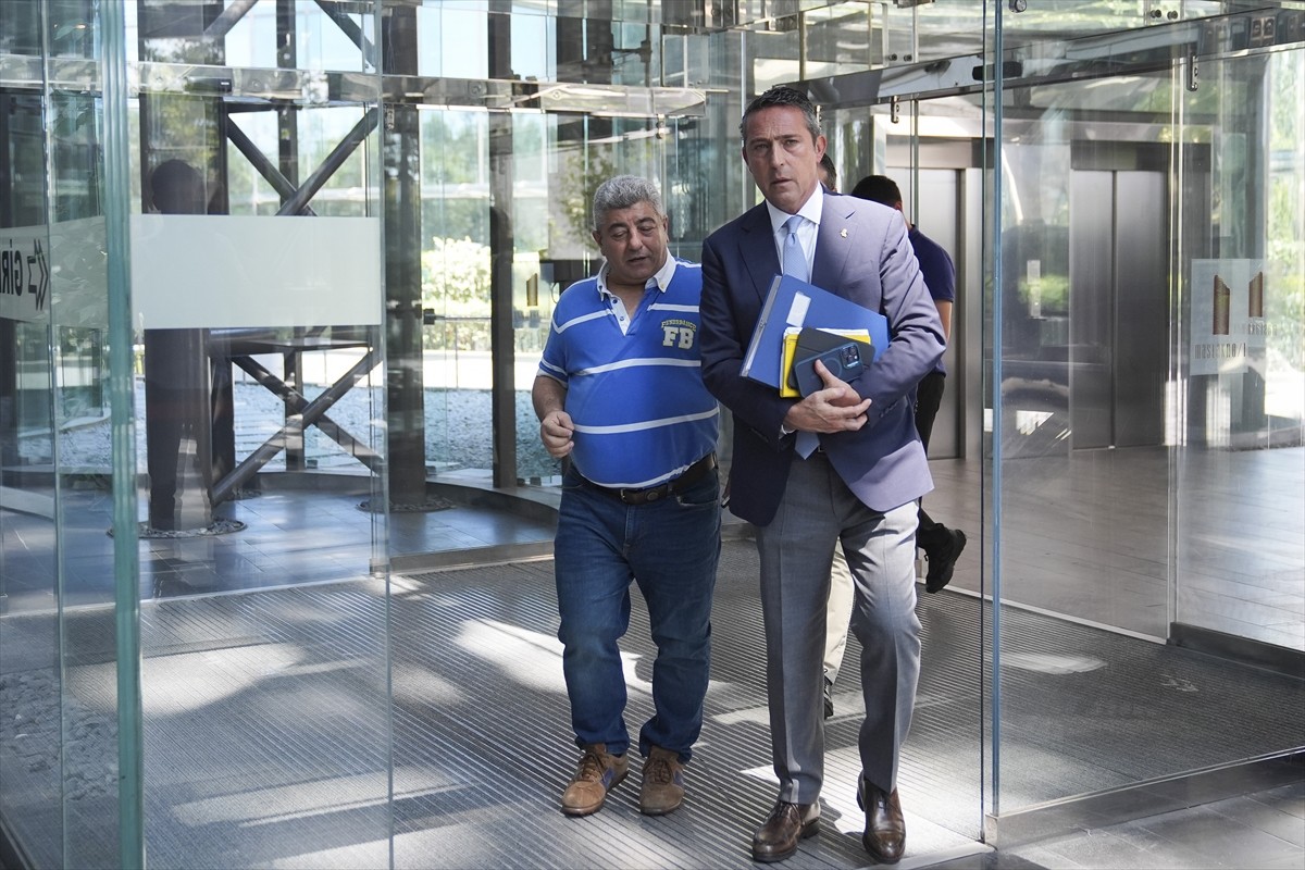 Fenerbahçe Kulübü Başkanı Ali Koç, Kulüpler Birliği Vakfının yeni başkanının seçileceği toplantıya...