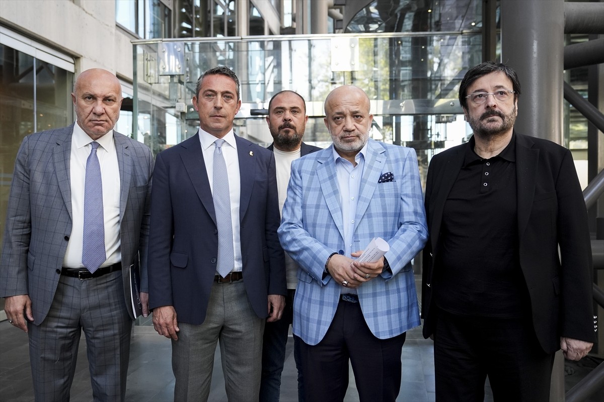 Fenerbahçe Kulübü Başkanı Ali Koç (sol 2), Kulüpler Birliği Vakfına, Maslak'taki vakıf merkezinde...