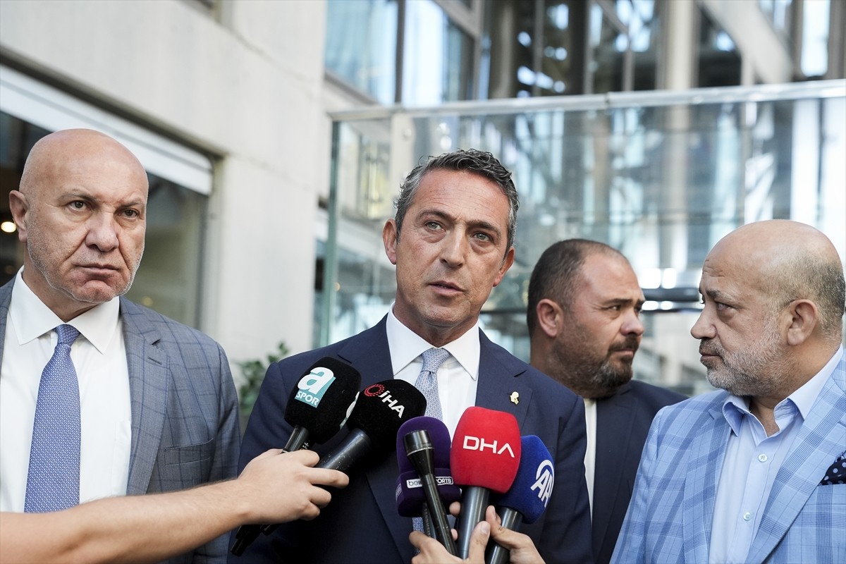 Fenerbahçe Kulübü Başkanı Ali Koç (sol 2), Kulüpler Birliği Vakfına, Maslak'taki vakıf merkezinde...