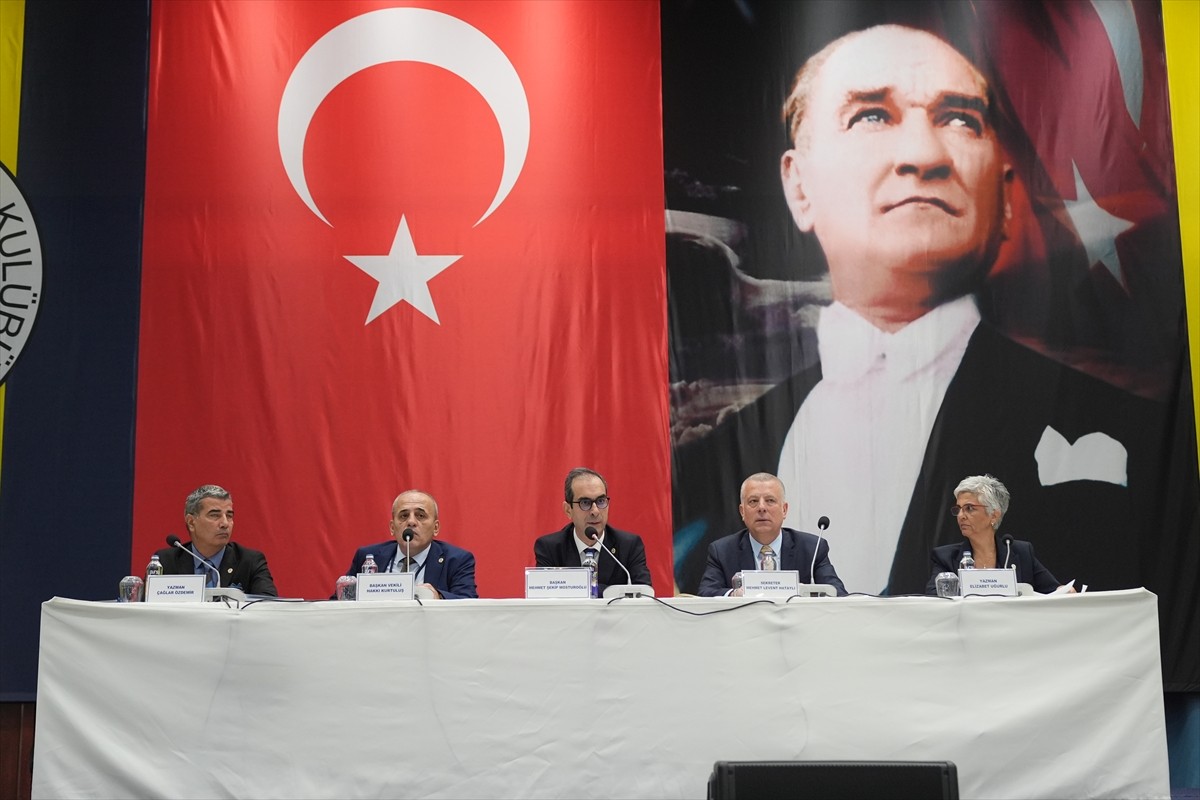 Fenerbahçe Kulübü Yüksek Divan Kurulu (YDK) toplantısı başladı. Kalamış'taki Fenerbahçe Faruk...