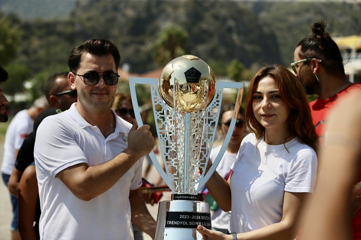 Galatasaray'ın şampiyonluk kupası Muğla'nın Fethiye ilçesinde yamaç paraşütüyle uçuruldu. Uçuşun...