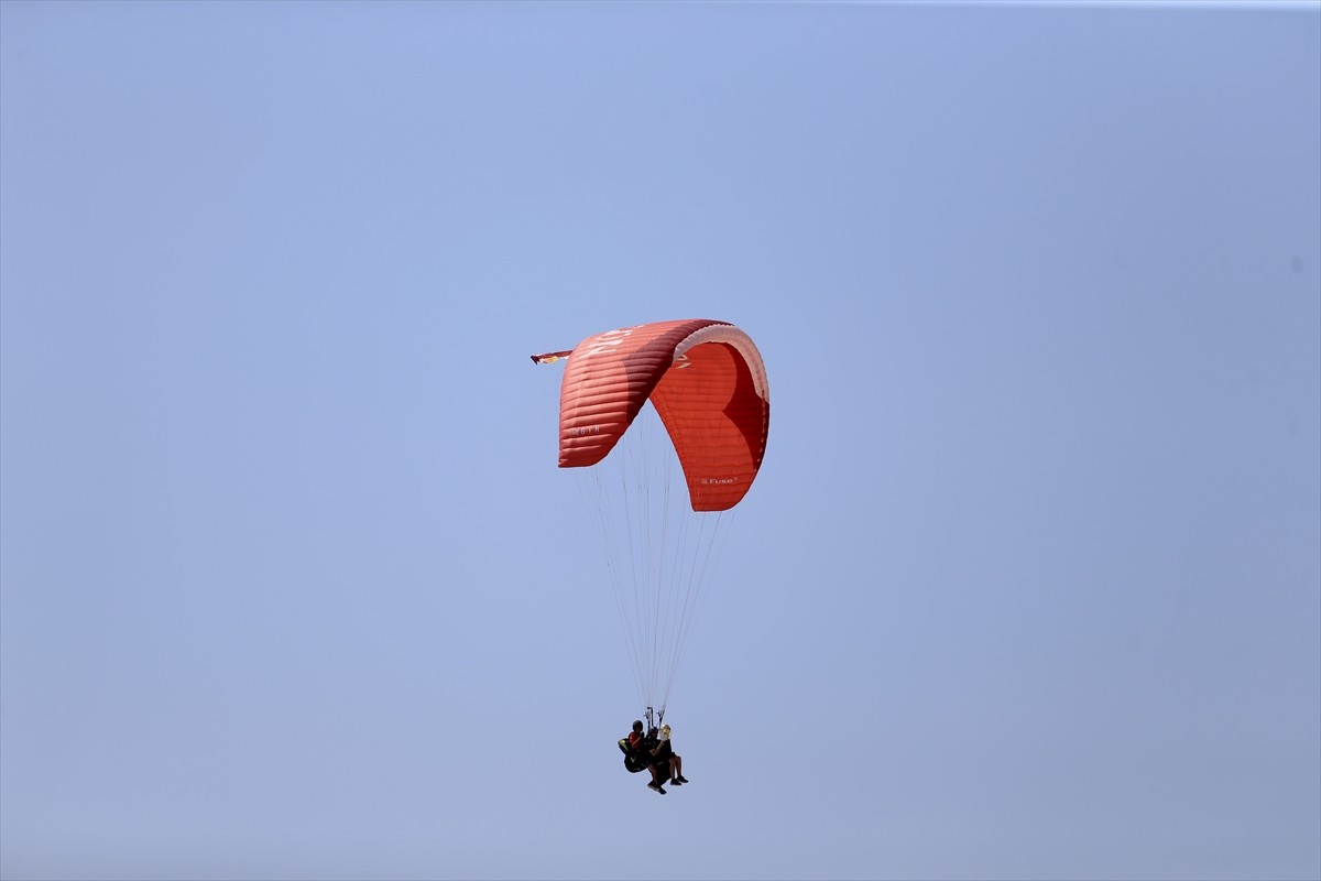 Galatasaray'ın şampiyonluk kupası Muğla'nın Fethiye ilçesinde yamaç paraşütüyle uçuruldu. Uçuşun...