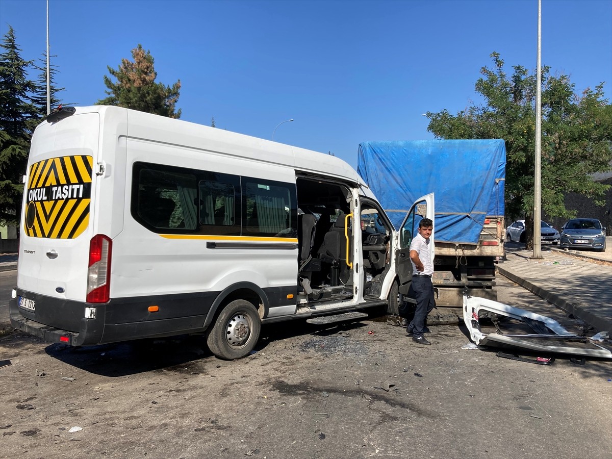 Gaziantep'te işçileri taşıyan 2 minibüsle tırın karıştığı kazada 1'i ağır, 21 kişi yaralandı....