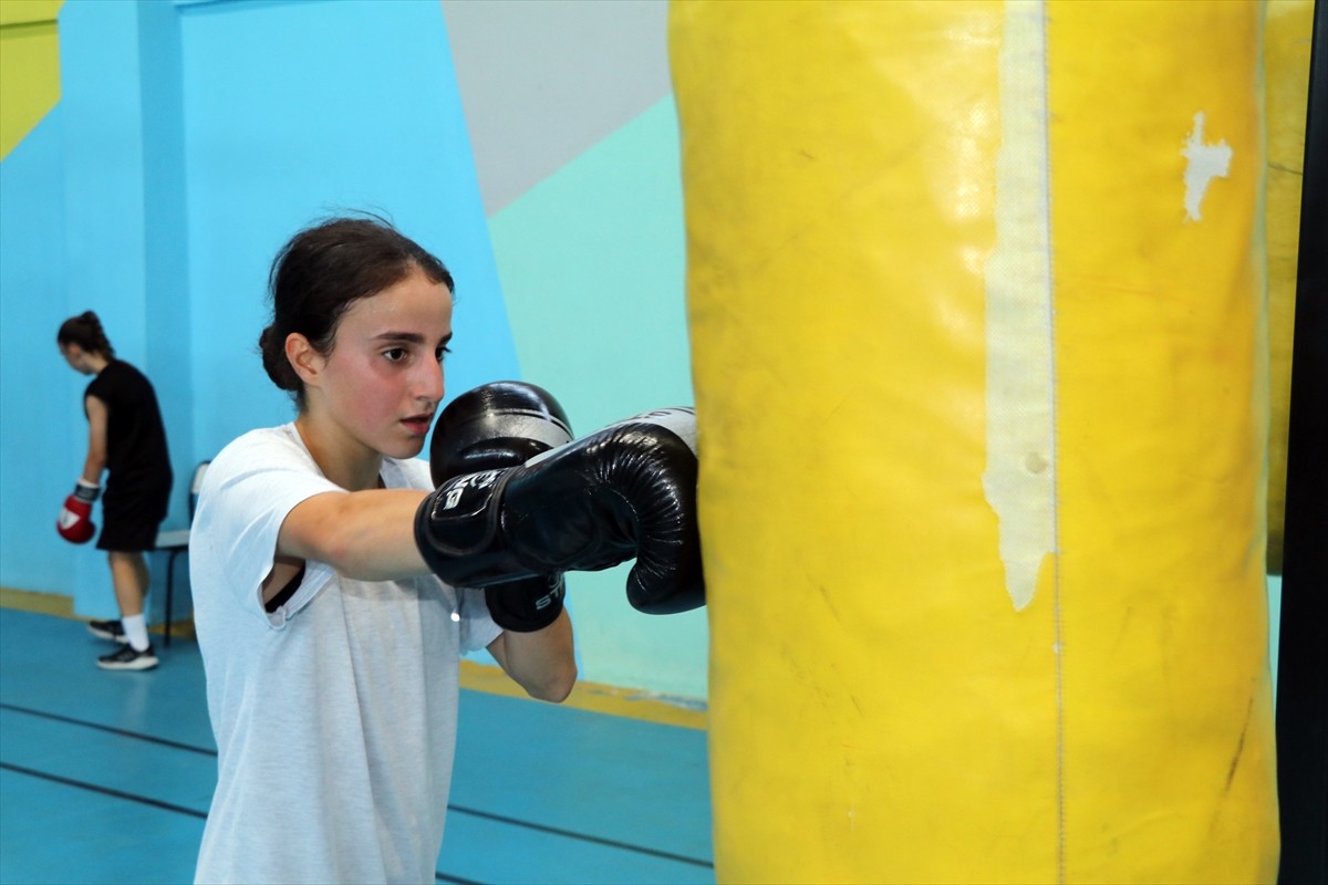 Geçen sene Avrupa üçüncüsü olan milli boksör Saliha Ceylin Pehlivan (sol 3), Bosna Hersek'te 1-11...