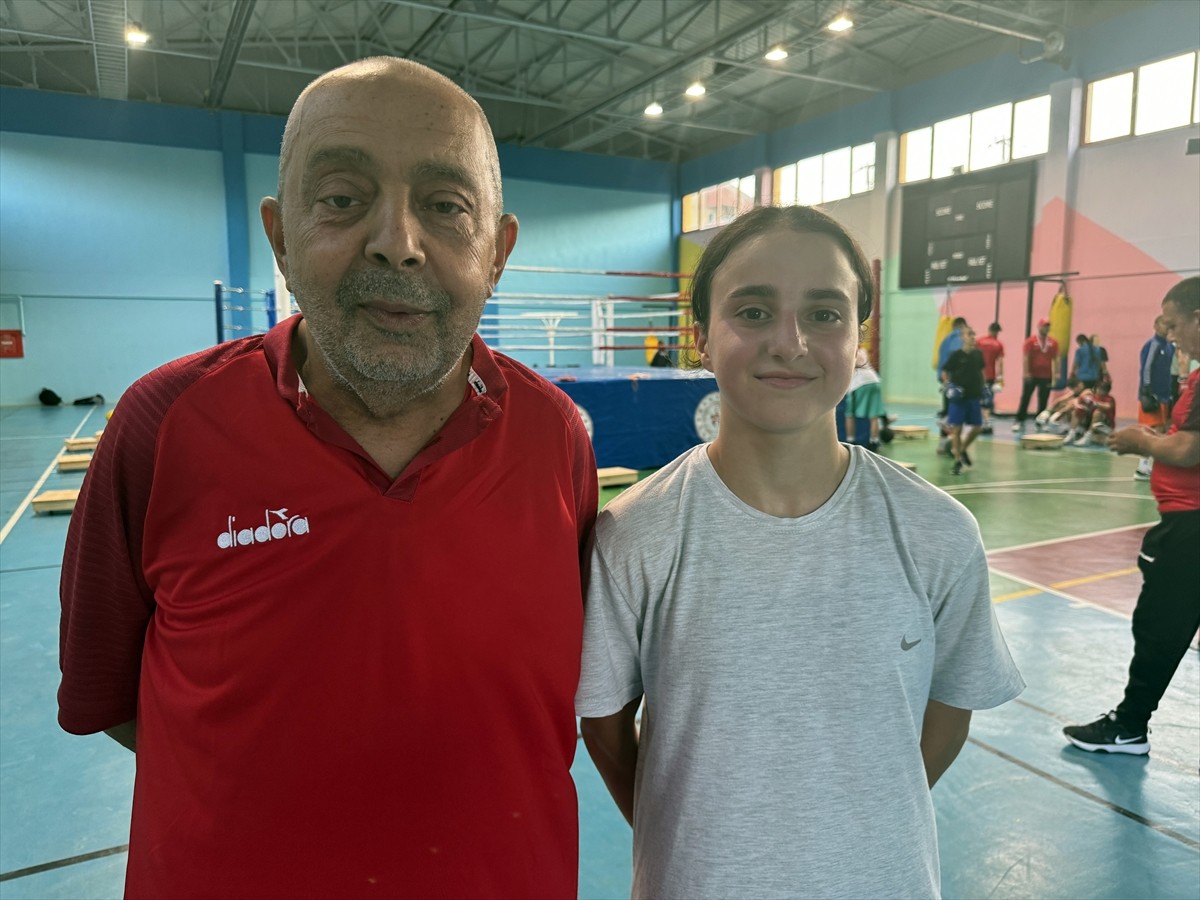 Geçen sene Avrupa üçüncüsü olan milli boksör Saliha Ceylin Pehlivan (sol 3), Bosna Hersek'te 1-11...