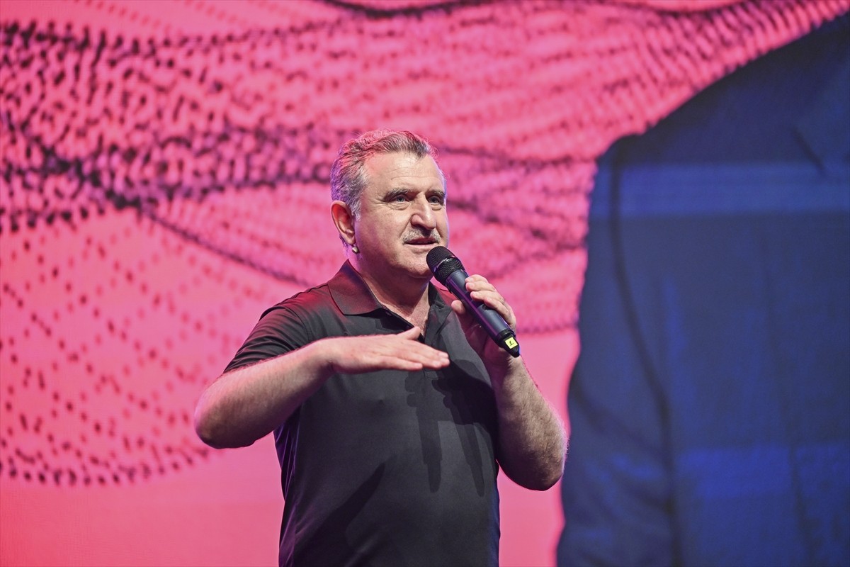 Gençlik ve Spor Bakanı Osman Aşkın Bak, "Önce Öğrenci" isimli üniversite sınavına giren öğrenciler...