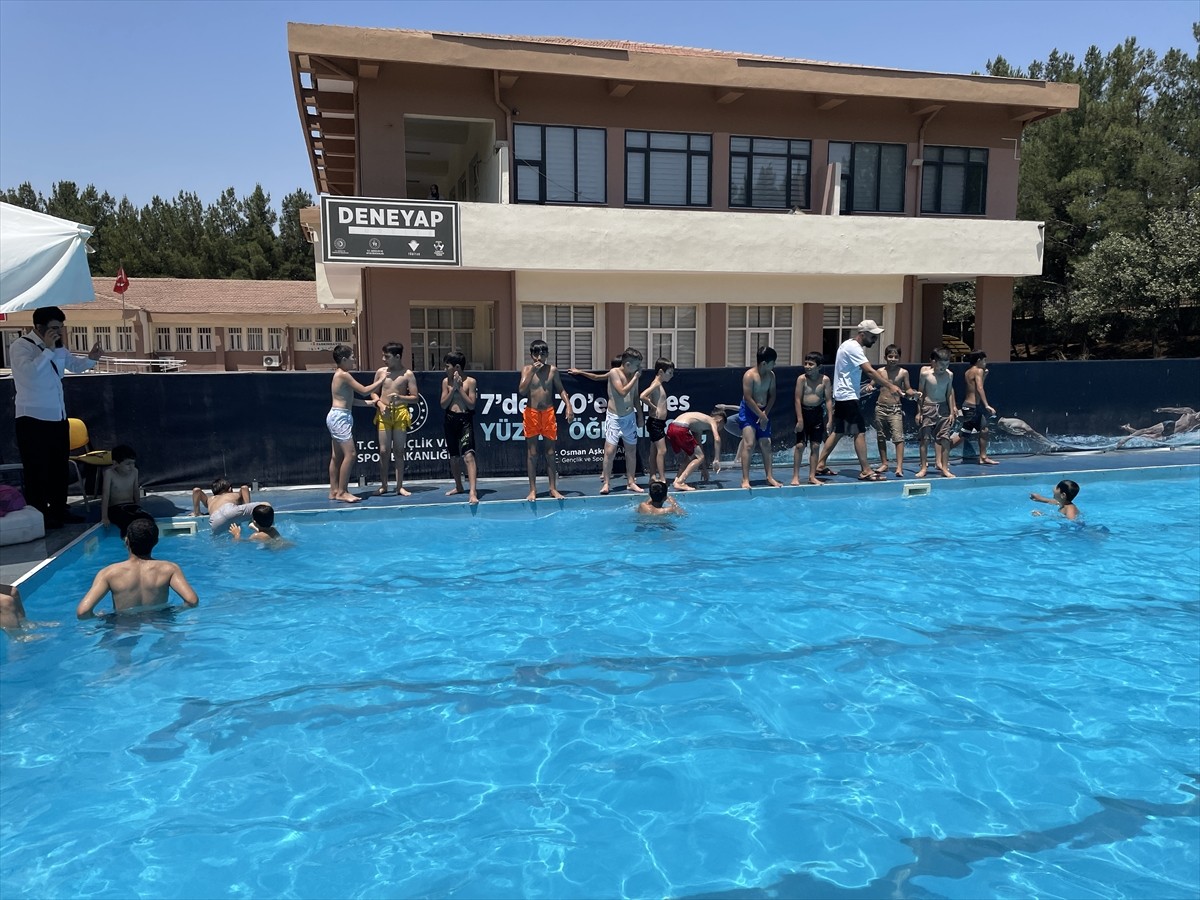 Gençlik ve Spor Bakanlığının bu yıl ilk kez hayata geçirdiği "Gençlik Yaz Okulları" kapsamında...