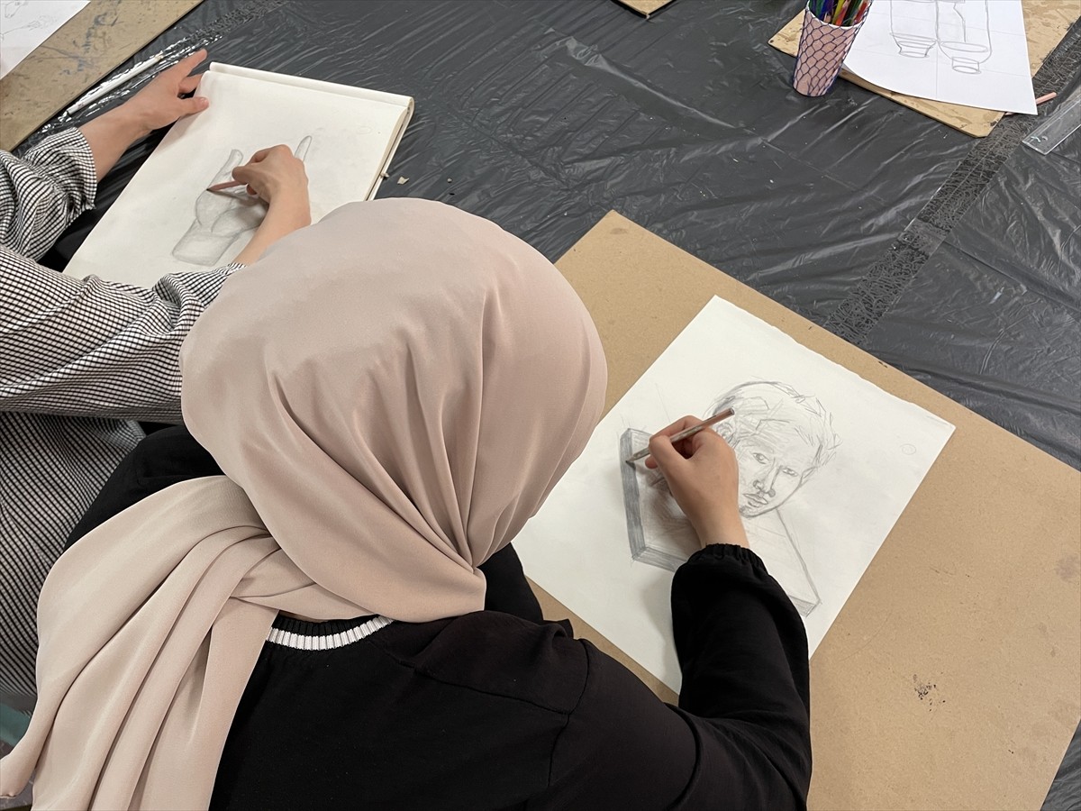 Gençlik ve Spor Bakanlığının bu yıl ilk kez hayata geçirdiği "Gençlik Yaz Okulları" kapsamında...