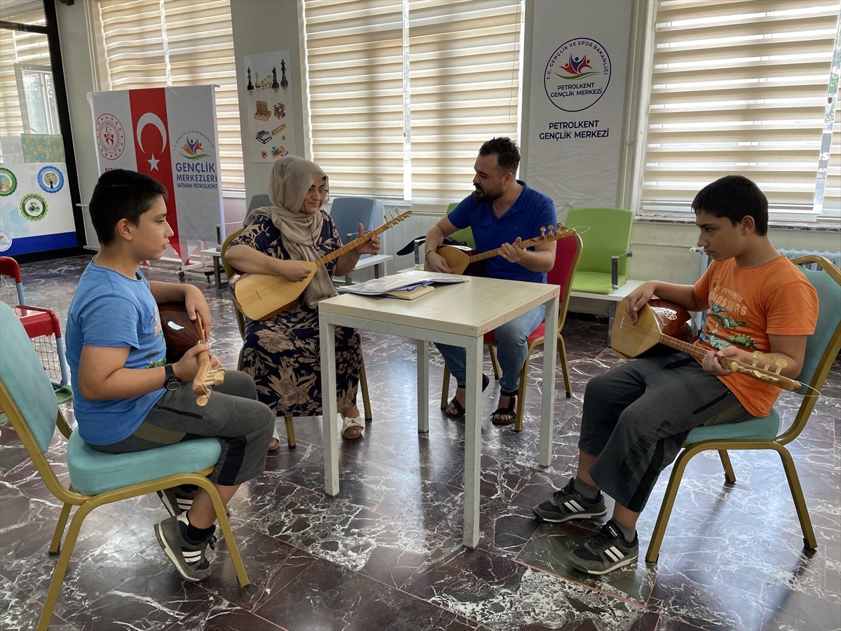 Gençlik ve Spor Bakanlığının bu yıl ilk kez hayata geçirdiği "Gençlik Yaz Okulları" kapsamında...