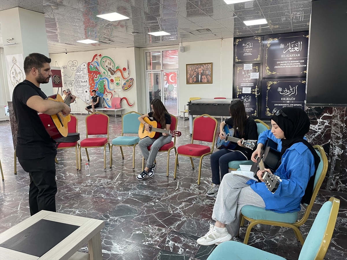 Gençlik ve Spor Bakanlığının bu yıl ilk kez hayata geçirdiği "Gençlik Yaz Okulları" kapsamında...