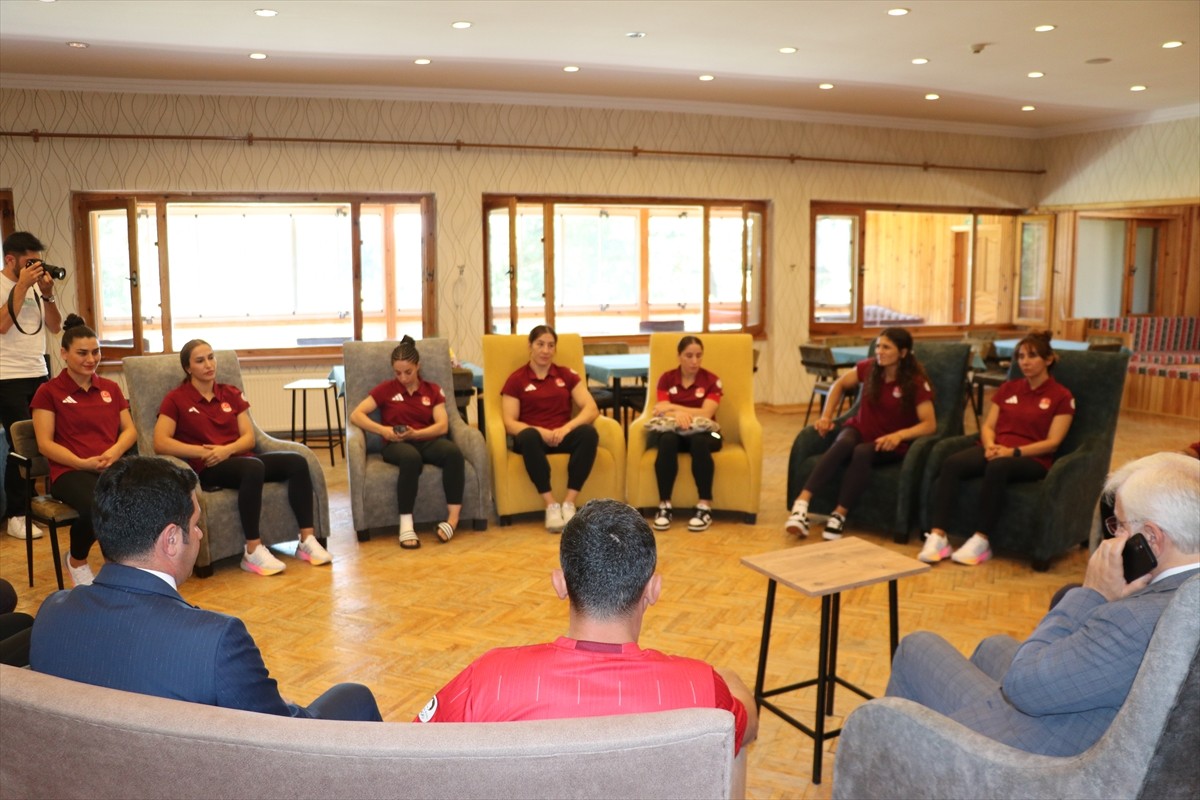 Gençlik ve Spor İl Müdürlüğü Aladağ Kamp Eğitim Merkezi'nde, teknik direktör Efraim Kahraman...