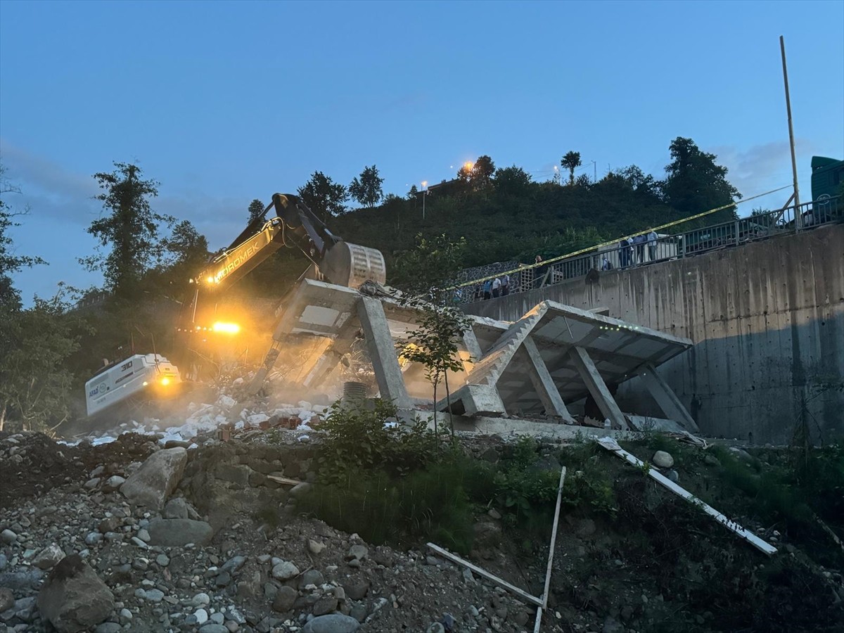 Giresun'un Görele ilçesinde Çanakçı Deresi kenarında bir süre önce mühürlenen inşa halindeki yapı...