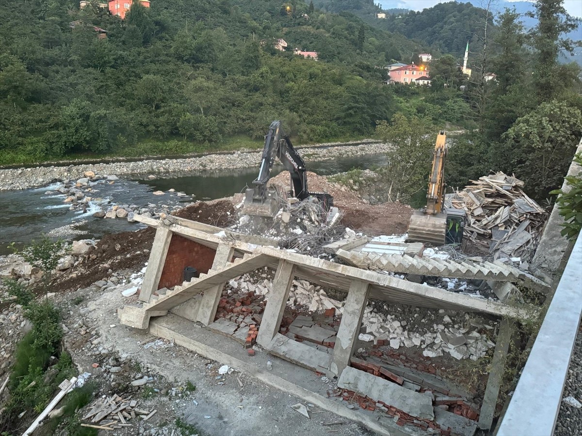 Giresun'un Görele ilçesinde Çanakçı Deresi kenarında bir süre önce mühürlenen inşa halindeki yapı...