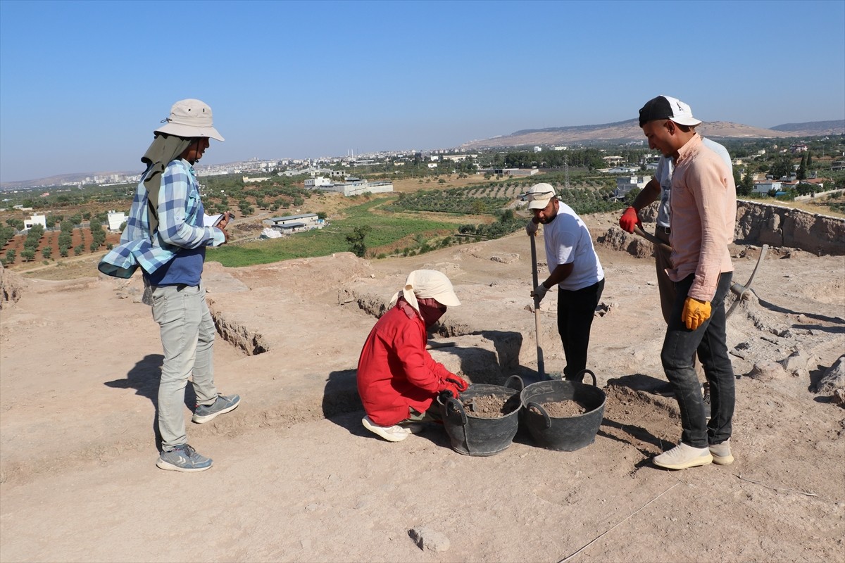 Güneydoğu Anadolu Bölgesi'nin en büyük höyükleri arasında yer alan Kilis'teki Oylum Höyük'te kazı...