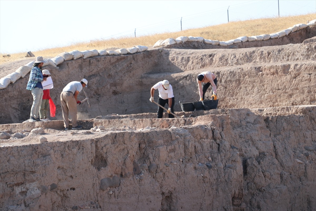 Güneydoğu Anadolu Bölgesi'nin en büyük höyükleri arasında yer alan Kilis'teki Oylum Höyük'te kazı...