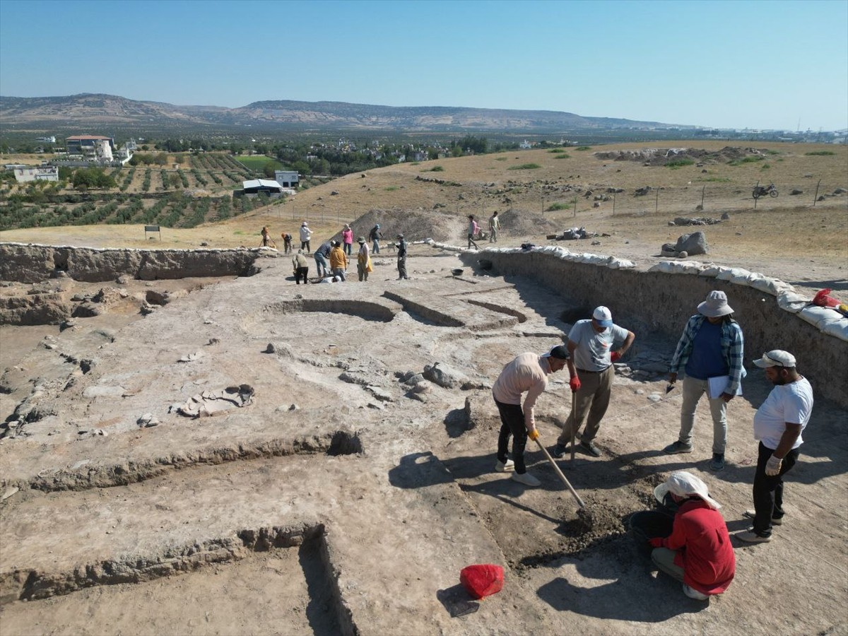 Güneydoğu Anadolu Bölgesi'nin en büyük höyükleri arasında yer alan Kilis'teki Oylum Höyük'te kazı...