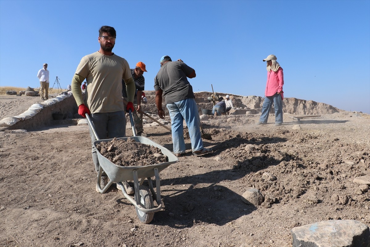 Güneydoğu Anadolu Bölgesi'nin en büyük höyükleri arasında yer alan Kilis'teki Oylum Höyük'te kazı...