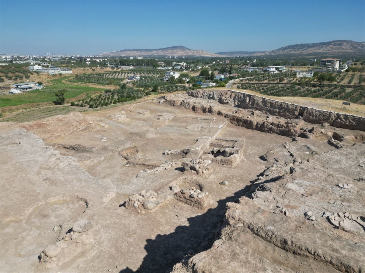 Güneydoğu Anadolu Bölgesi'nin en büyük höyükleri arasında yer alan Kilis'teki Oylum Höyük'te kazı...