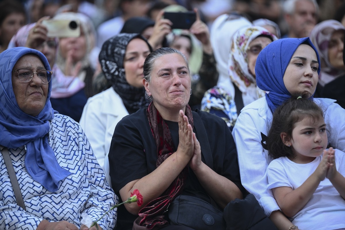 Güngören'de 16 yıl önceki terör saldırısında hayatını kaybeden 17 kişi, Menderes Caddesi'ndeki...