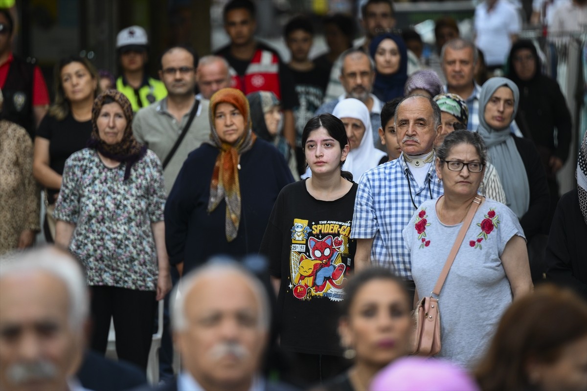 Güngören'de 16 yıl önceki terör saldırısında hayatını kaybeden 17 kişi, Menderes Caddesi'ndeki...
