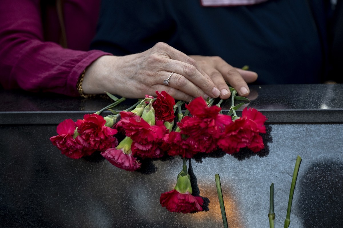 Güngören'de 16 yıl önceki terör saldırısında hayatını kaybeden 17 kişi, Menderes Caddesi'ndeki...
