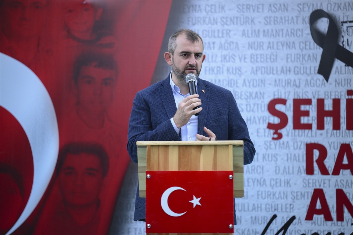 Güngören'de 16 yıl önceki terör saldırısında hayatını kaybeden 17 kişi, Menderes Caddesi'ndeki...