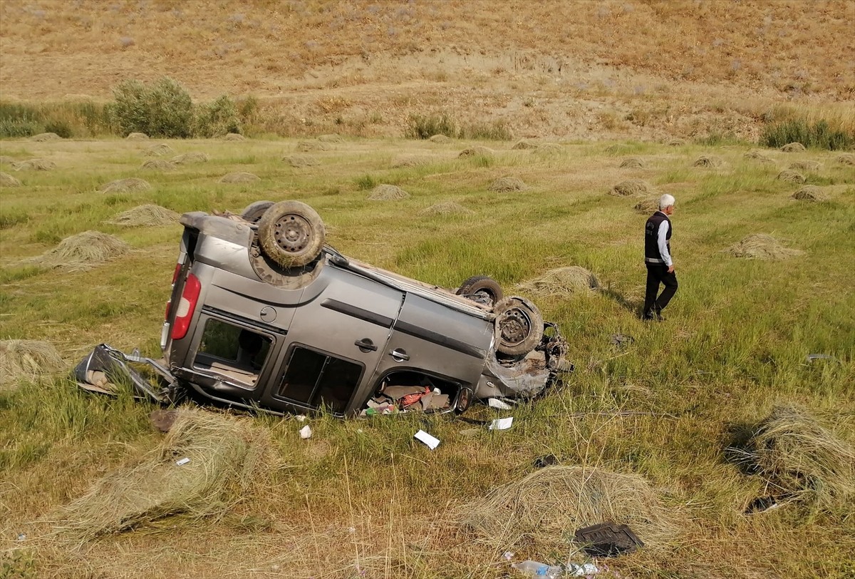 Hakkari'nin Yüksekova ilçesinde hafif ticari aracın devrilmesi sonucu 2 kişi hayatını kaybetti, 4...