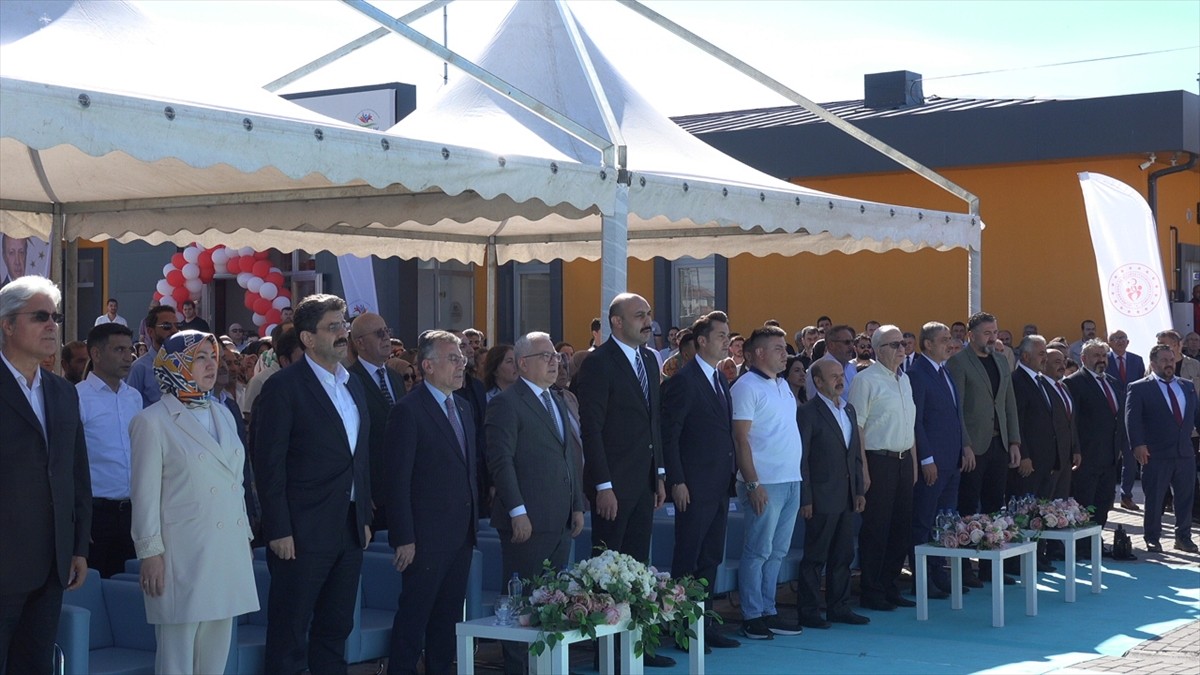 Hakkari Yüksekova'da, 31 Temmuz 2018'de PKK'lı teröristlerin yola tuzakladığı patlayıcının infilak...