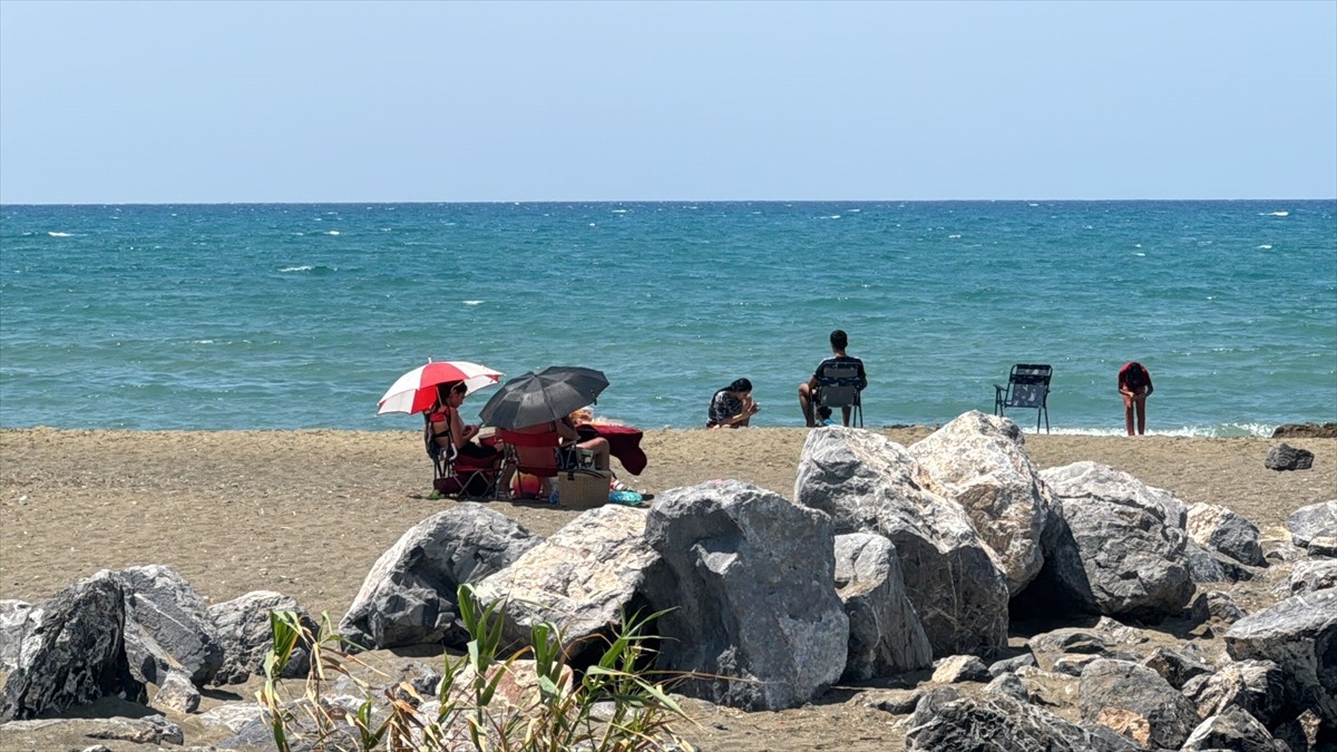 Hatay'da yüksek nem oranıyla etkisini sürdüren sıcak hava vatandaşları bunaltıyor. Nem oranının...