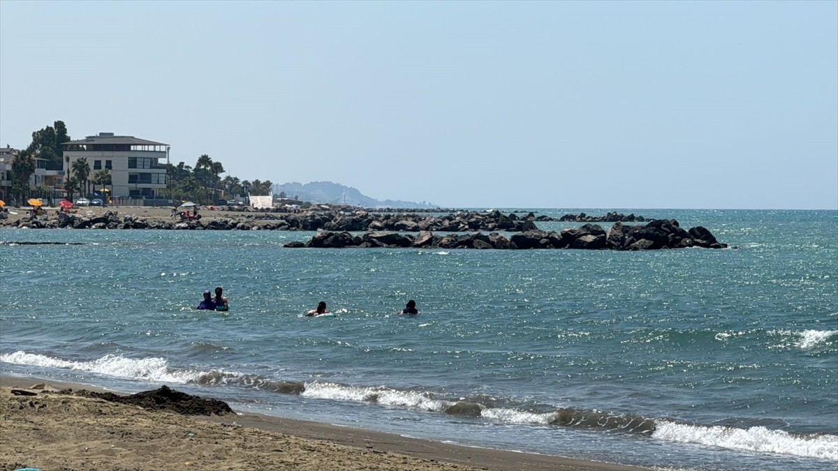 Hatay'da yüksek nem oranıyla etkisini sürdüren sıcak hava vatandaşları bunaltıyor. Nem oranının...