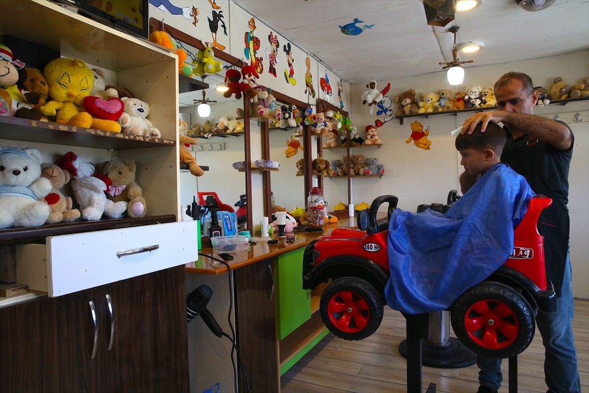 Hatay'daki dükkanı depremde yıkılan çocuk berberi Fikret Demirkol, devlet desteğiyle kavuştuğu...