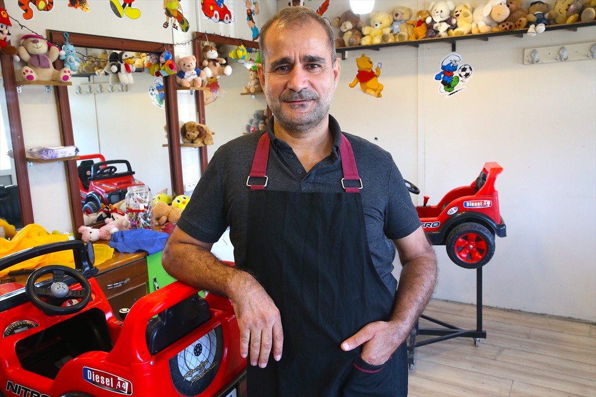 Hatay'daki dükkanı depremde yıkılan çocuk berberi Fikret Demirkol, devlet desteğiyle kavuştuğu...