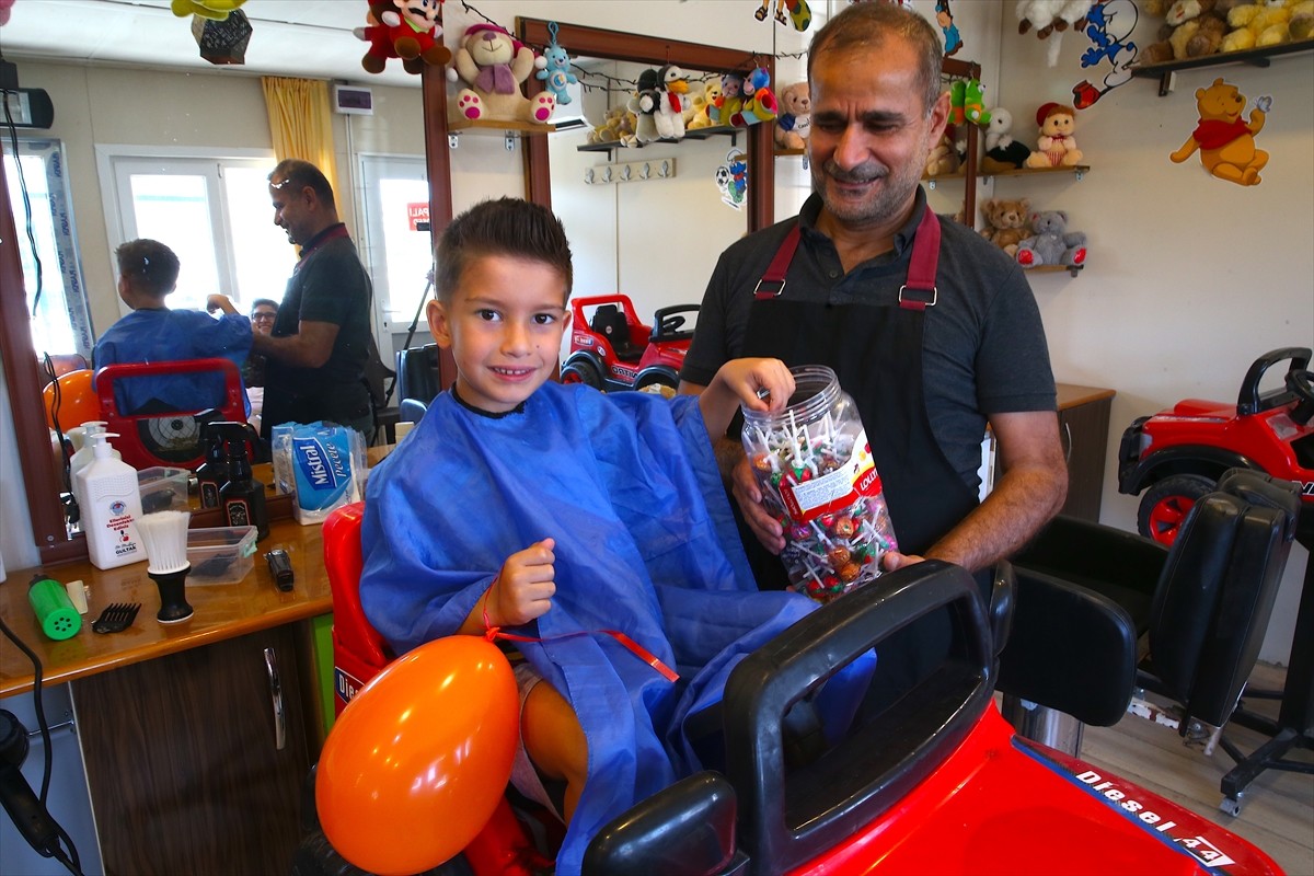 Hatay'daki dükkanı depremde yıkılan çocuk berberi Fikret Demirkol, devlet desteğiyle kavuştuğu...