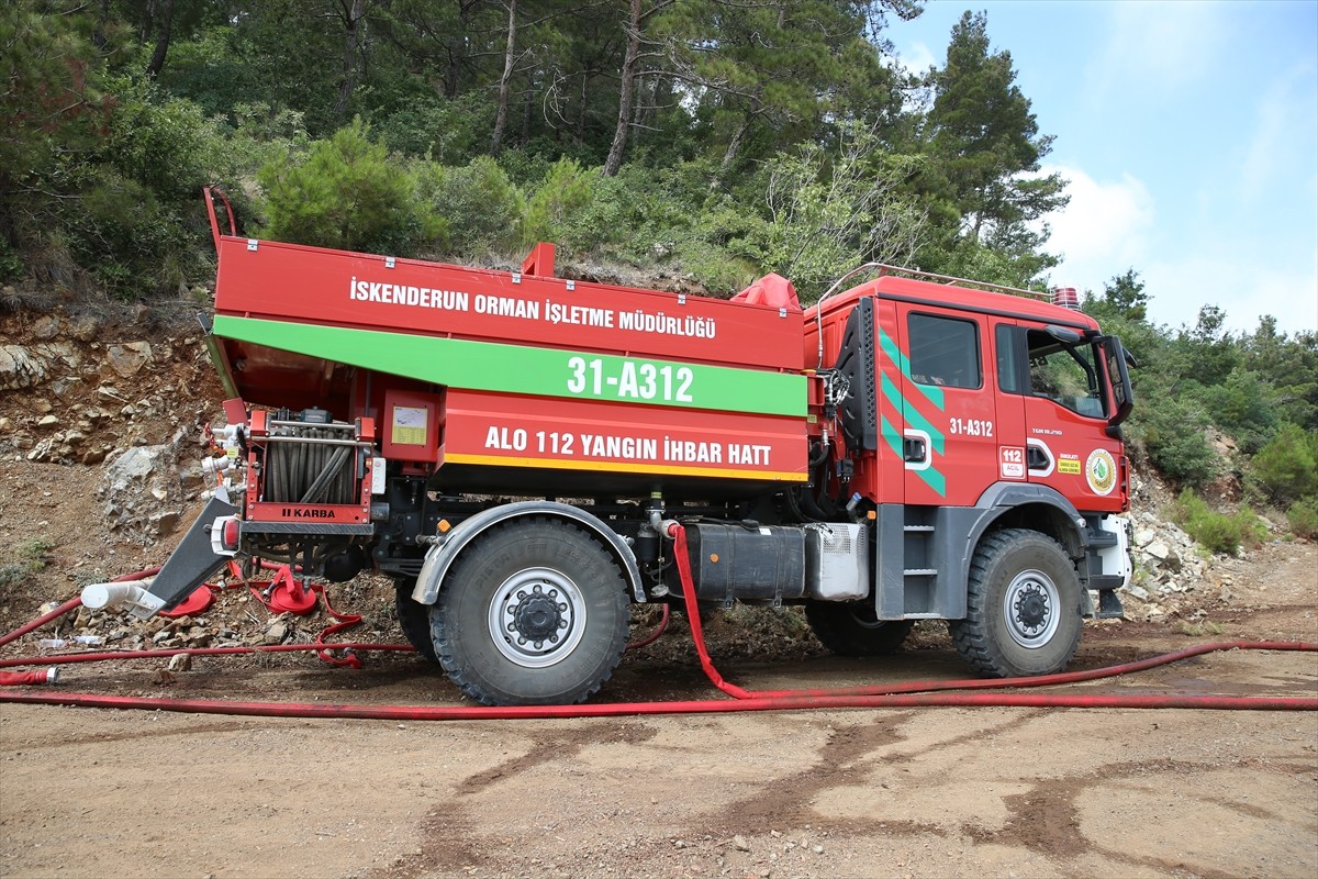 Hatay'ın Arsuz ilçesinde ormanlık alanda çıkan yangın, havadan ve karadan müdahaleyle kontrol...