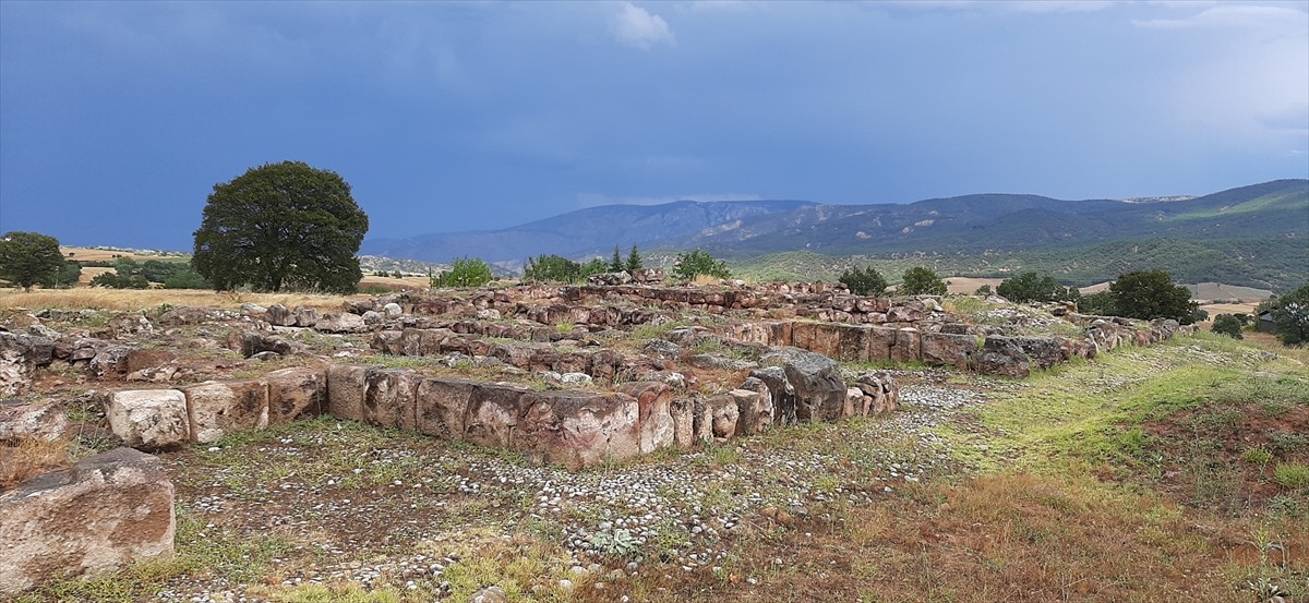 Hitit Üniversitesi'nin arkeoloji, antropoloji ve sanat tarihi bölümlerinden akademisyenler...