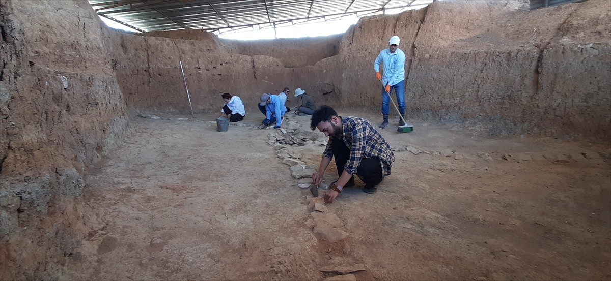 Hitit Üniversitesi'nin arkeoloji, antropoloji ve sanat tarihi bölümlerinden akademisyenler...