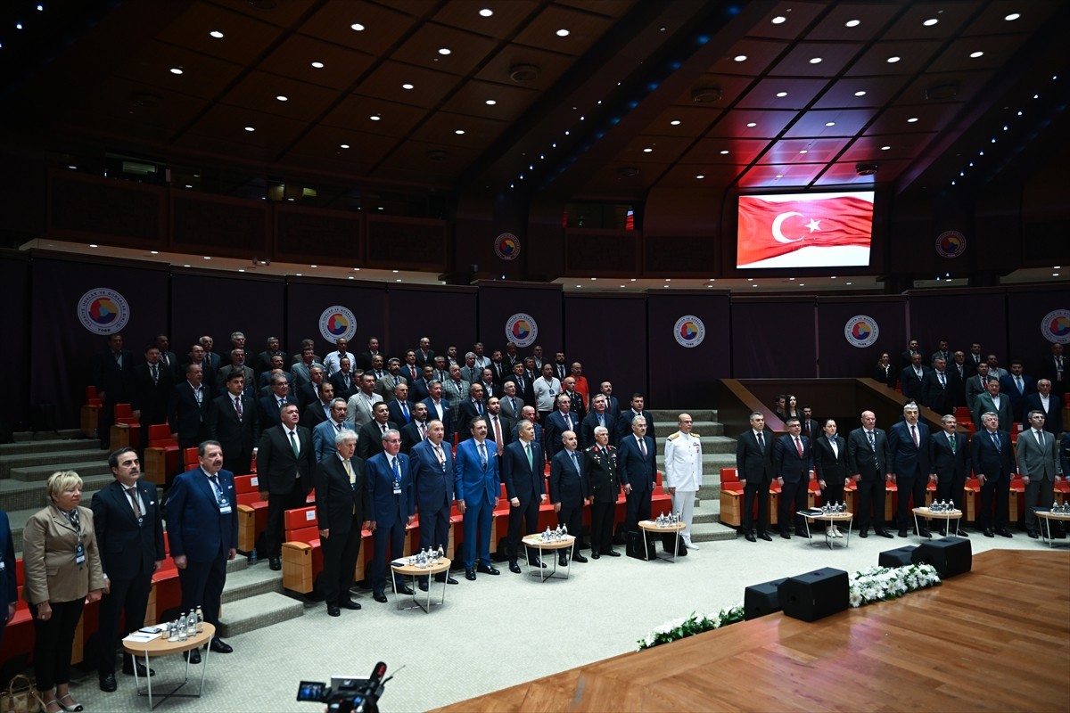 İçişleri Bakanı Ali Yerlikaya (ortada) Türkiye Odalar ve Borsalar Birliği (TOBB) çatısı altındaki...