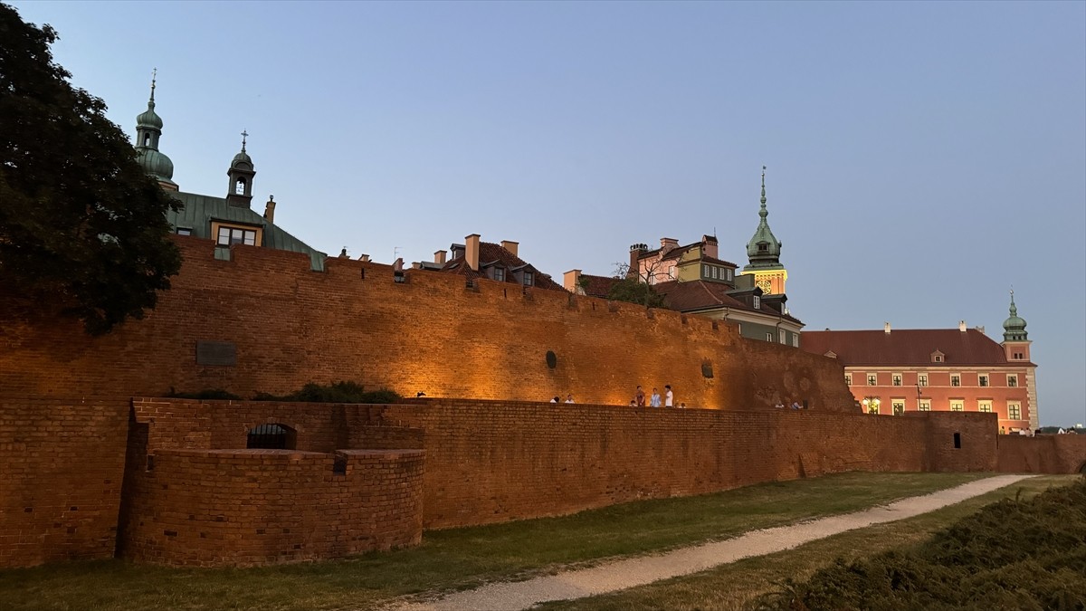 İkinci Dünya Savaşı'nda yüzde 80'inin yok olmasının ardından adeta küllerinden doğarak "Anka Kuşu"...