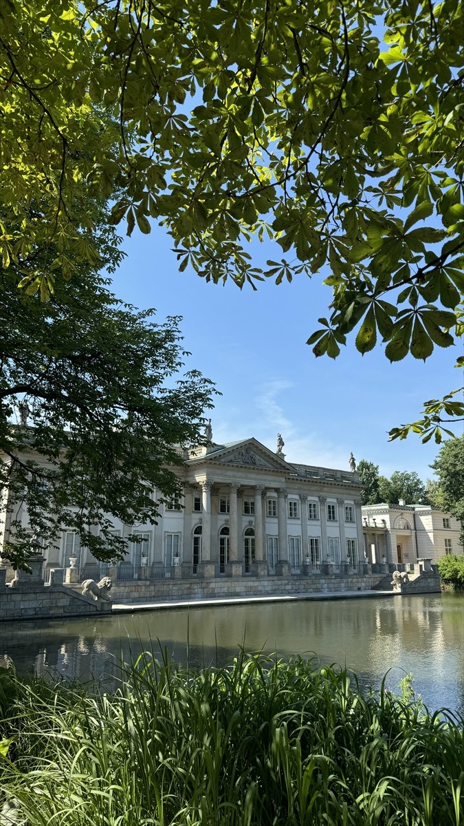 İkinci Dünya Savaşı'nda yüzde 80'inin yok olmasının ardından adeta küllerinden doğarak "Anka Kuşu"...